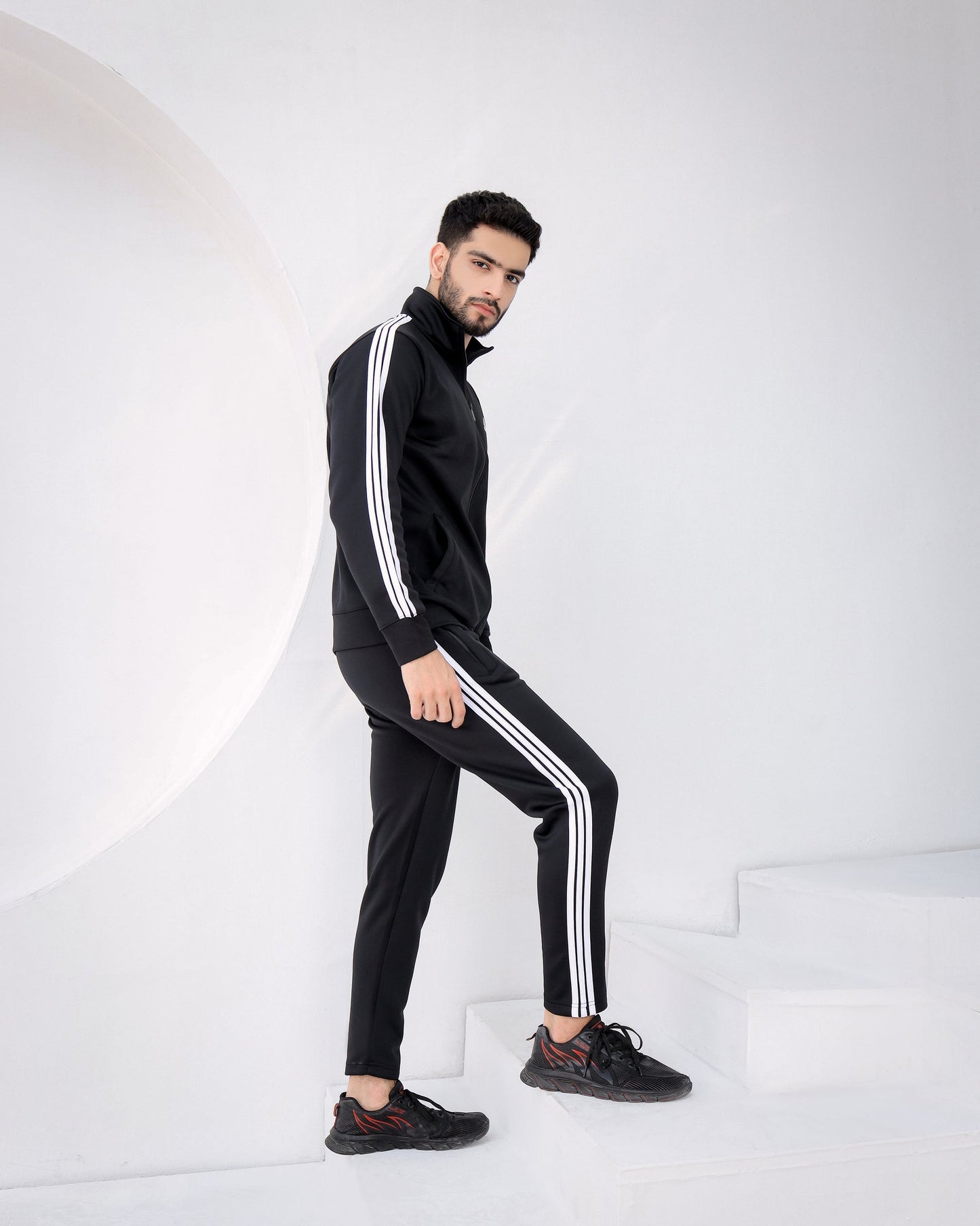 PREMIUM BLACK WINTER TRACKSUIT WITH STRIPES